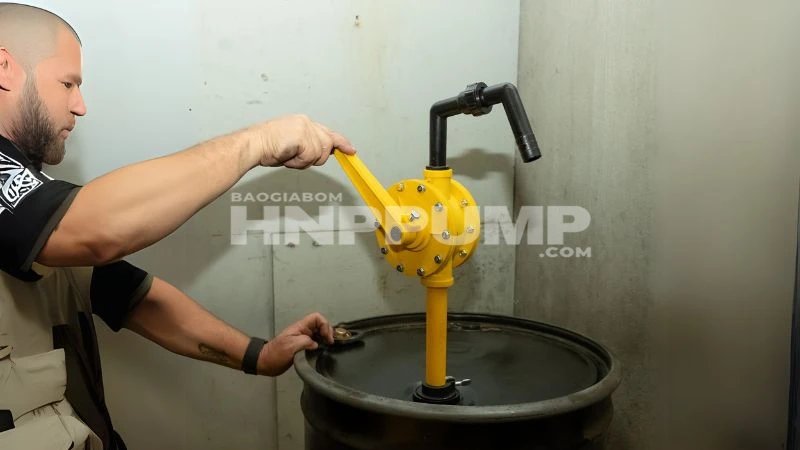 bơm thùng phuy quay tay bơm dầu