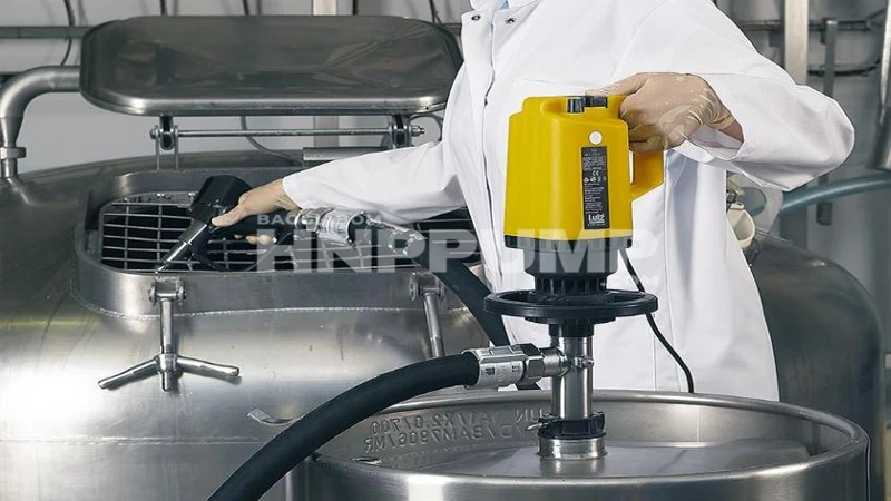 bơm thùng phuy trong sản xuất công nghiệp